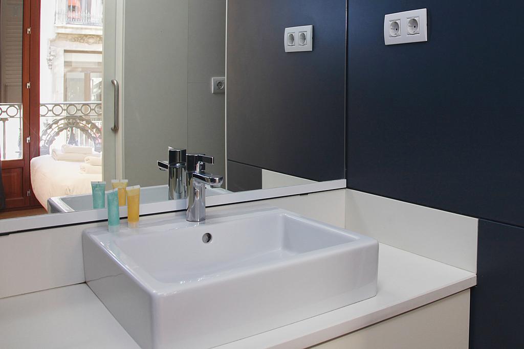 Las Ramblas Suites Барселона Екстериор снимка